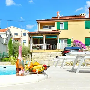 Lux Nina With Six Bedrooms, Private Pool, Sauna Villa